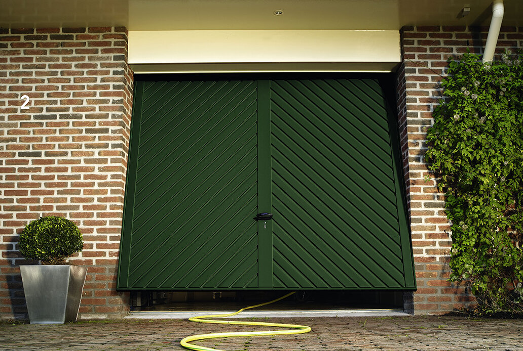 Garagen-Schwingtor aus tannengrün